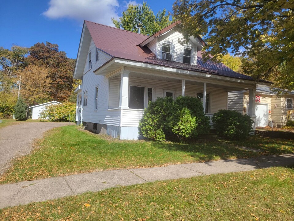 713-713-713-712 13th Ave in Bloomer, WI - Building Photo
