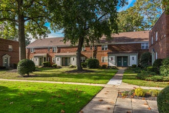 Greenwood Village in Hamilton, NJ - Building Photo - Building Photo