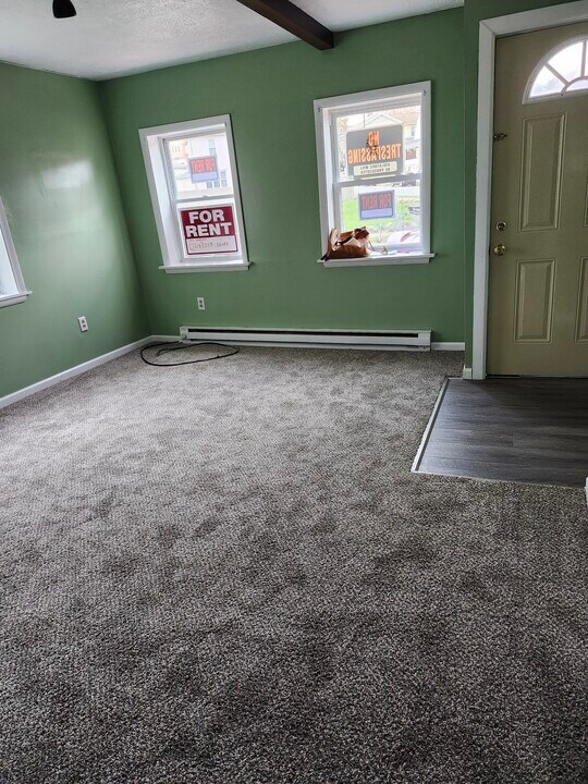 1052 3rd Ave, Unit Bottom Floor in Beaver Falls, PA - Foto de edificio