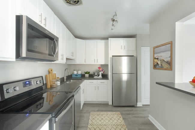 4250 W Lake Ave in Glenview, IL - Building Photo - Building Photo