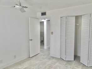 239 Sussex L in West Palm Beach, FL - Building Photo - Building Photo