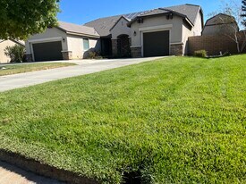 41530 Yew St in Quartz Hill, CA - Building Photo