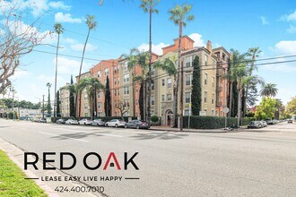 5640 Franklin Ave in Los Angeles, CA - Foto de edificio - Building Photo