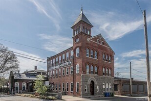 22 Cottage St in Middletown, NY - Building Photo