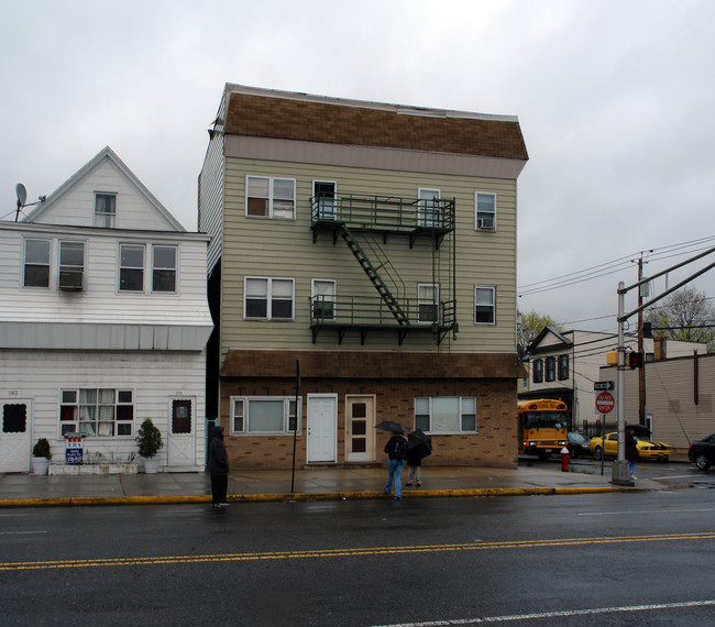 700 Jf Kennedy Blvd in Bayonne, NJ - Foto de edificio - Building Photo