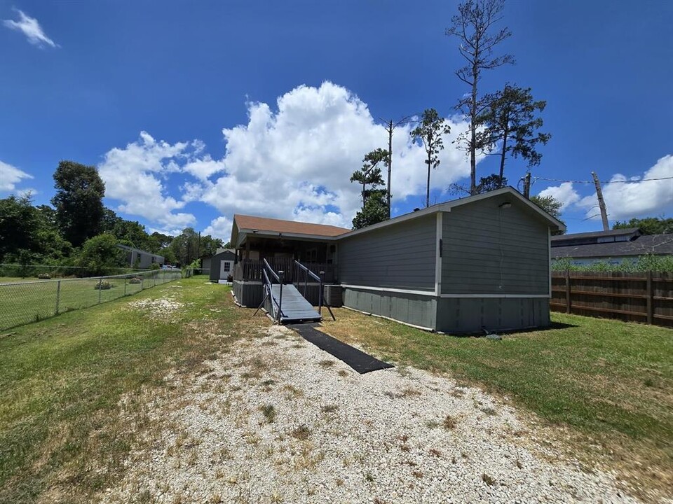 241 Walnut Cove Rd in Onalaska, TX - Building Photo