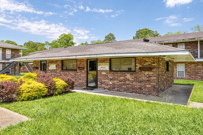 Pine Square Villas in Baton Rouge, LA - Foto de edificio - Building Photo