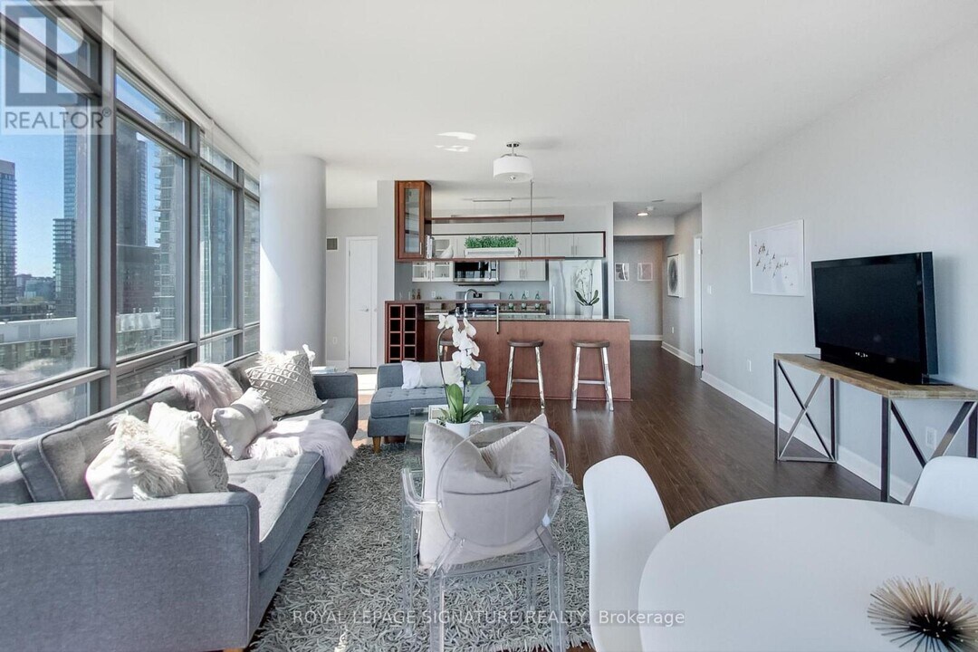 5 Mariner Terrace in Toronto, ON - Building Photo