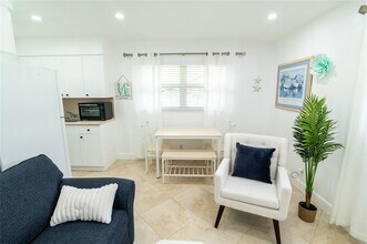 3230 NE 13th St, Unit 203 in Pompano Beach, FL - Foto de edificio - Building Photo