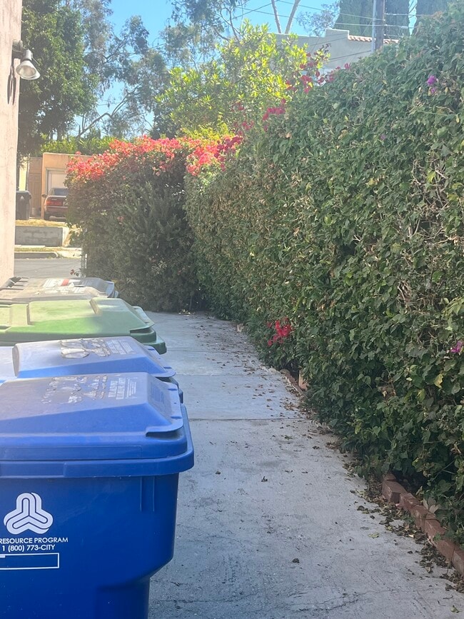 2500 S Bronson Ave, Unit 2850 in Los Angeles, CA - Building Photo - Building Photo