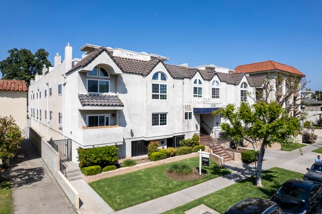 Camarillo Court Apartments in North Hollywood, CA - Building Photo - Building Photo