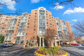 3005 S Leisure World Blvd, Unit 322 in Silver Spring, MD - Building Photo - Building Photo