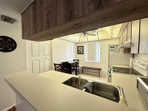 208 Cypress Ct in Oldsmar, FL - Building Photo - Building Photo