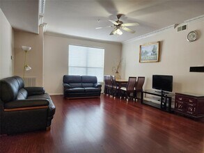 6655 W Sam Houston Pkwy S in Houston, TX - Building Photo - Building Photo