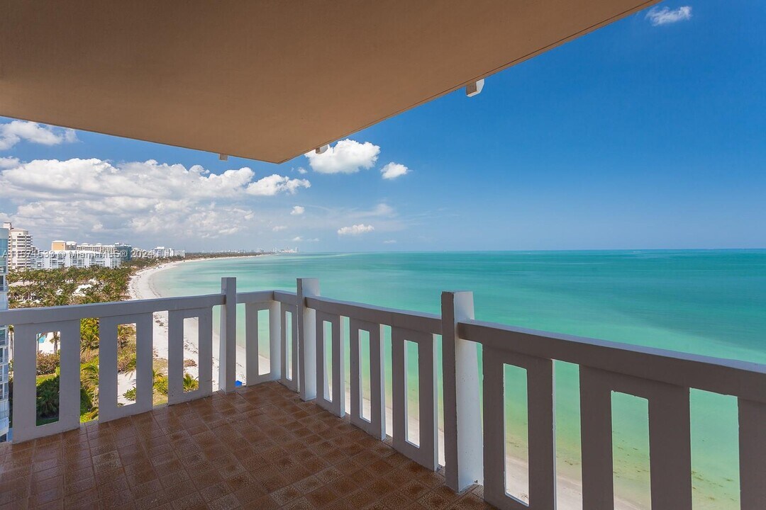 1111 Crandon Blvd, Unit A901 in Key Biscayne, FL - Building Photo