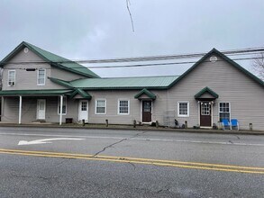 High Peaks in Greenville, IN - Foto de edificio - Building Photo