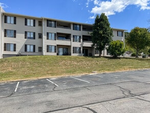 The Oaks Apartments in Dunbar, WV - Building Photo - Building Photo