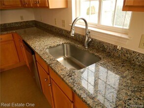 1079 Alameda Blvd in Troy, MI - Building Photo - Building Photo