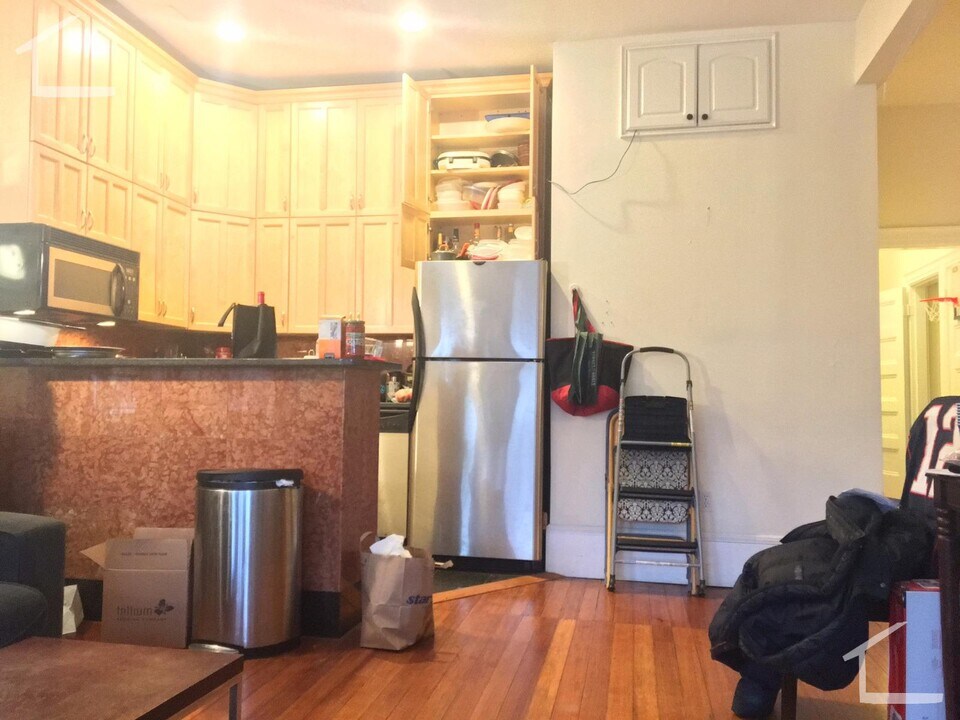 1689 Beacon St, Unit 3 in Brookline, MA - Building Photo