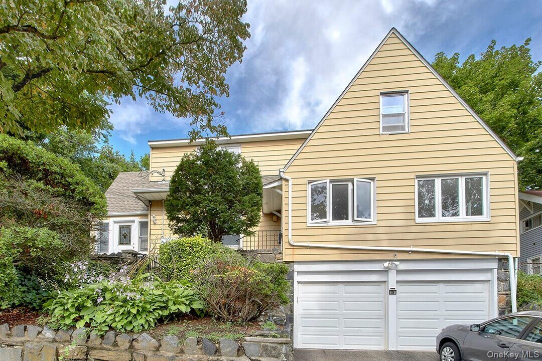 128 Chatterton Pkwy in White Plains, NY - Building Photo