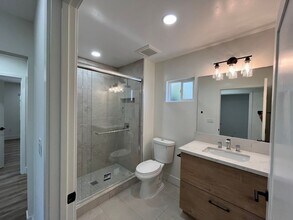 5090-5094 Catoctin Dr in San Diego, CA - Foto de edificio - Building Photo