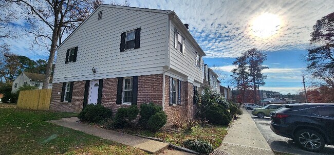 1047 Old Denbigh Blvd in Newport News, VA - Building Photo - Building Photo