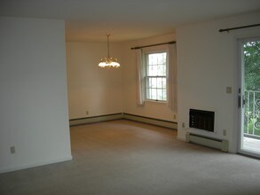 725 Starboard Ct, Unit B in Oshkosh, WI - Building Photo - Building Photo