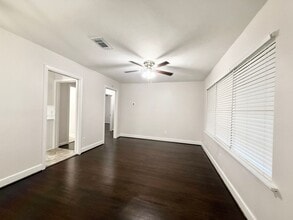 913 Wimberly St in Angleton, TX - Building Photo - Building Photo