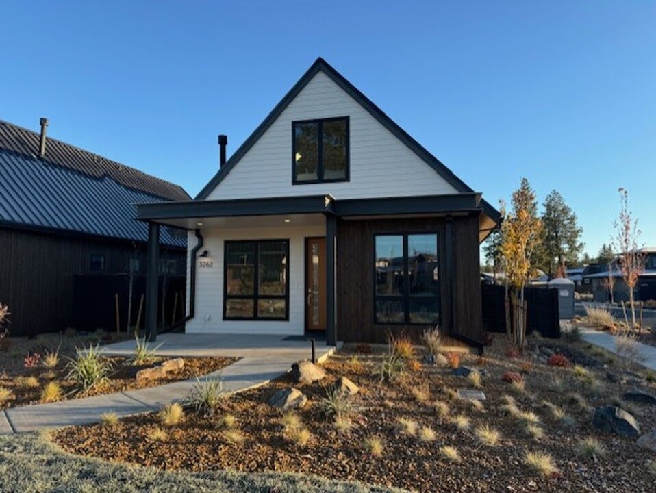 3262 NW Celilo Ln in Bend, OR - Foto de edificio