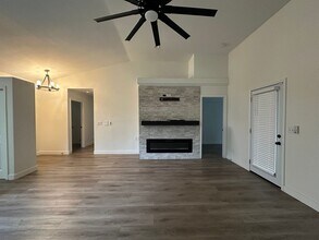 1421 E Mesa Ct in Visalia, CA - Building Photo - Building Photo