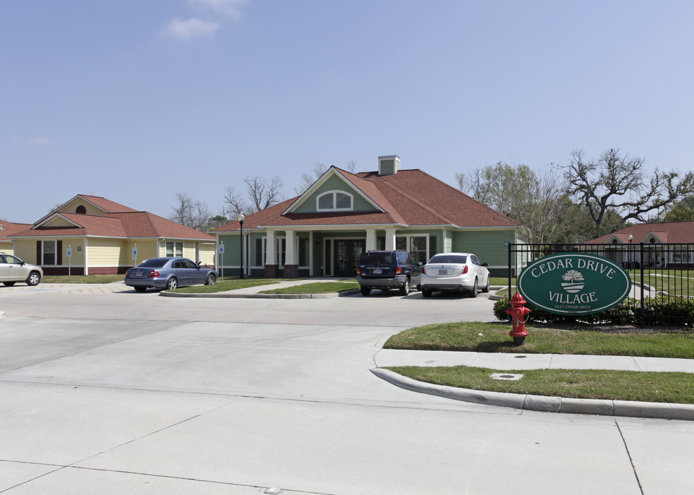 Cedar Drive Village in La Marque, TX - Building Photo