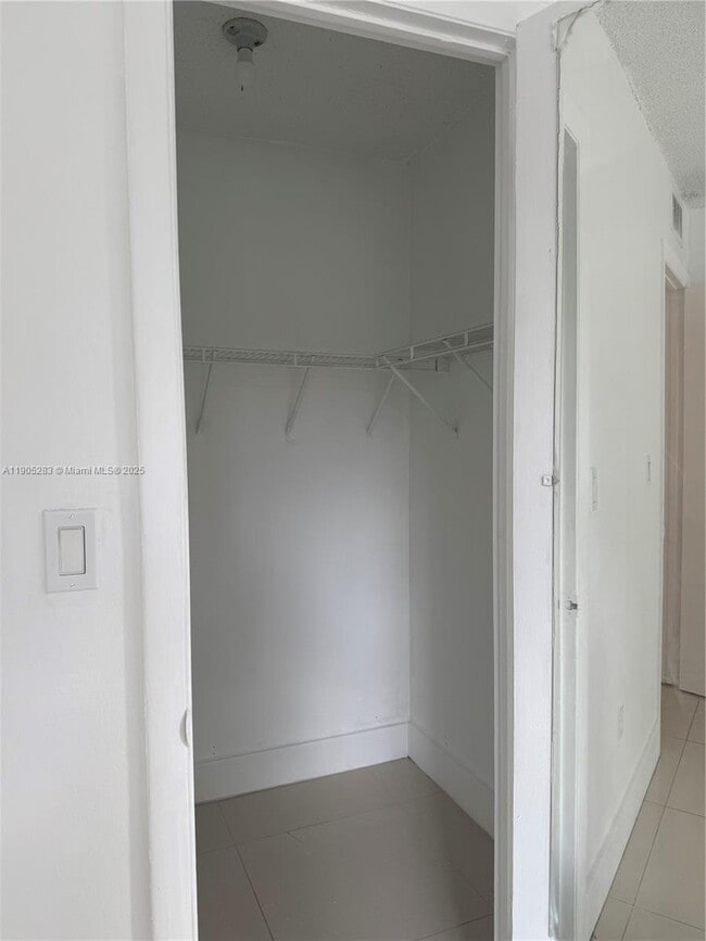 9460 Fontainebleau Blvd in Miami, FL - Foto de edificio - Building Photo