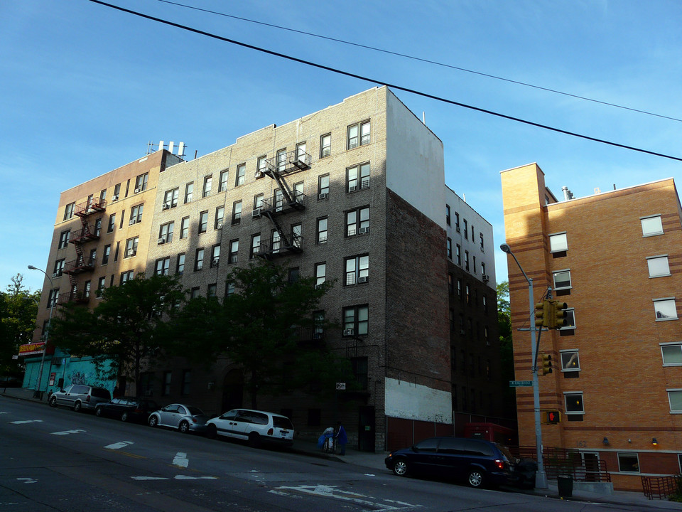 160 W Kingsbridge Rd in Bronx, NY - Building Photo