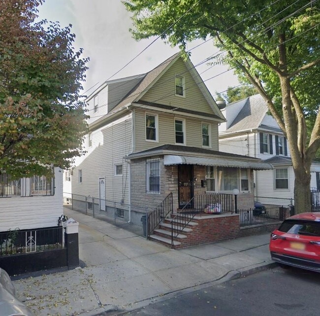 property at 146-06-146105 105th Ave
