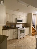 3197 Oakview Rd in Mississauga, ON - Building Photo