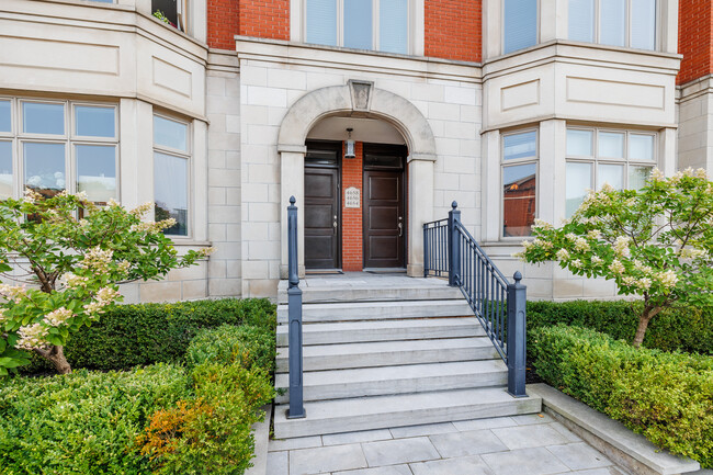4654 Sainte-Catherine Rue O in Westmount, QC - Building Photo - Building Photo