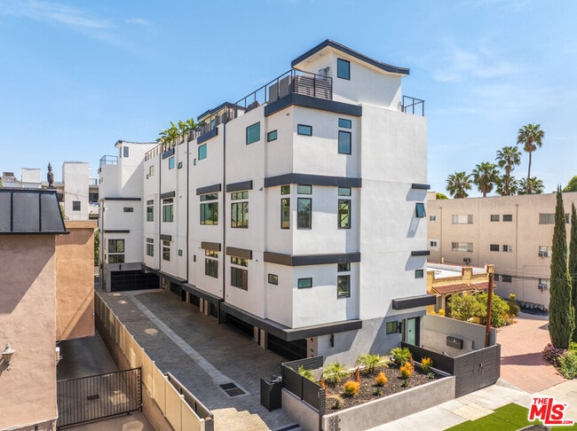 1320 N Vista St in Los Angeles, CA - Building Photo - Building Photo