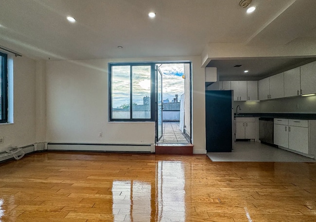 924 Metropolitan Ave in Brooklyn, NY - Building Photo - Building Photo