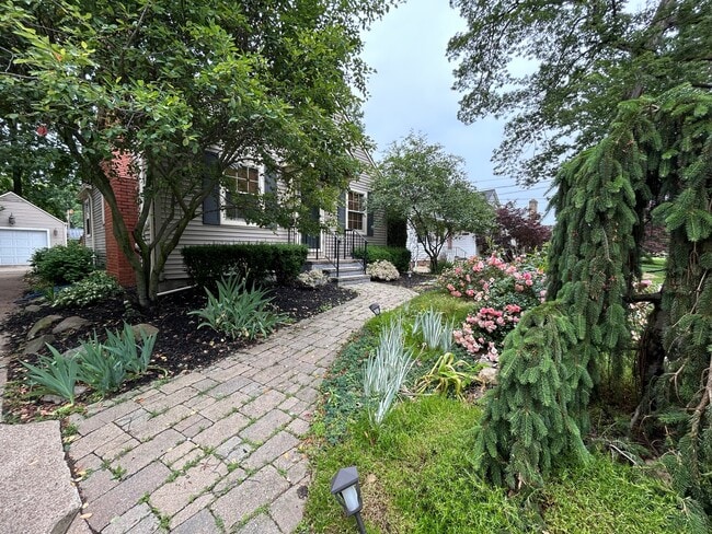 28008 Sites Rd in Bay Village, OH - Foto de edificio - Building Photo