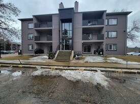 45 Akins Dr in St. Albert, AB - Building Photo