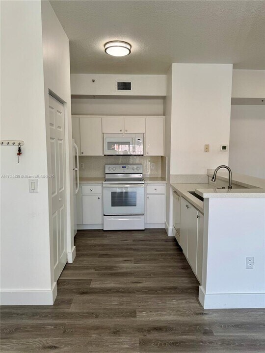 7330 NW 114th Ave in Doral, FL - Building Photo