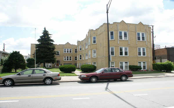 2421 N Oak Park Ave in Chicago, IL - Building Photo