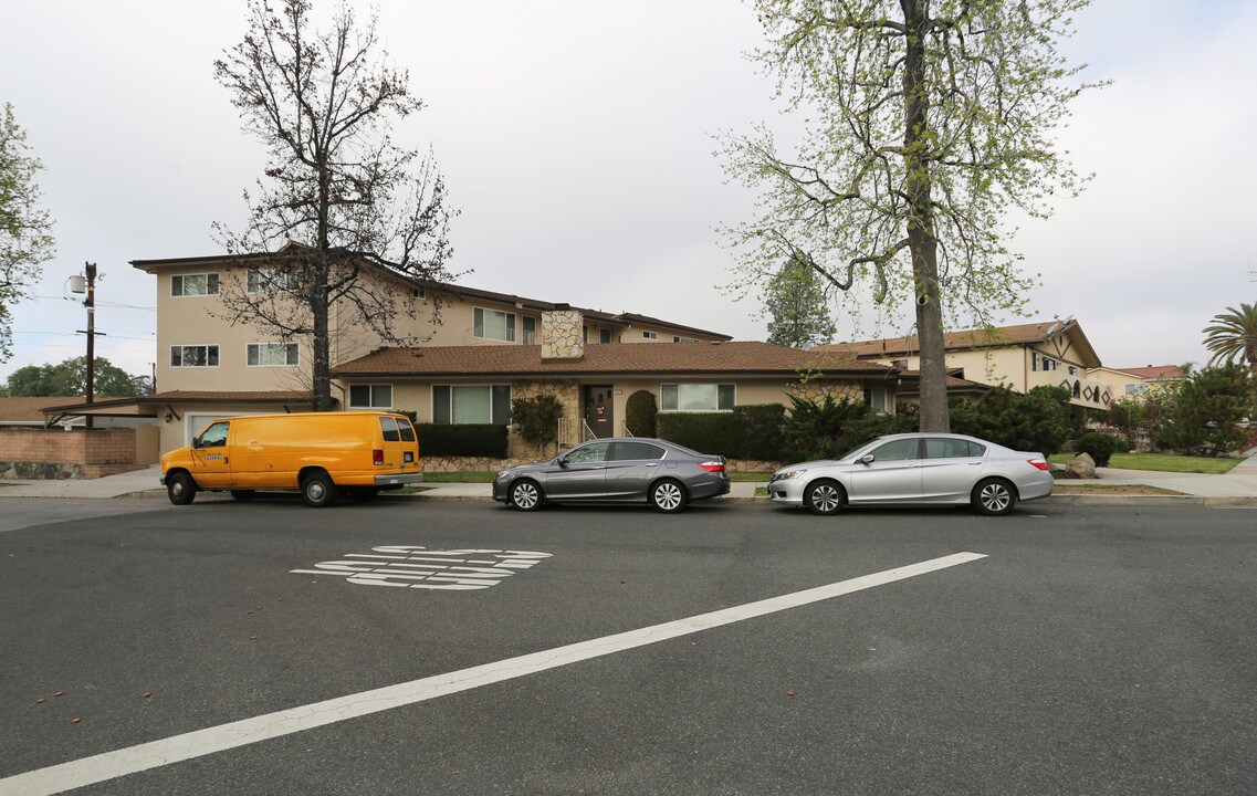 2601 N Glenoaks Blvd in Burbank, CA - Foto de edificio