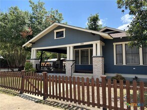 709 W Coll St in New Braunfels, TX - Building Photo - Building Photo