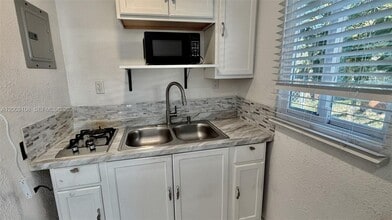 12435 SW 42nd St in Miami, FL - Building Photo - Building Photo