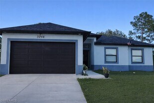 3208 31st St W in Lehigh Acres, FL - Building Photo