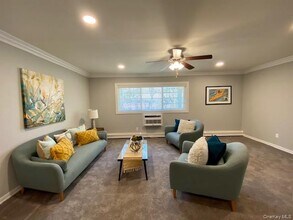 327 Brook Ave in Bay Shore, NY - Building Photo - Building Photo