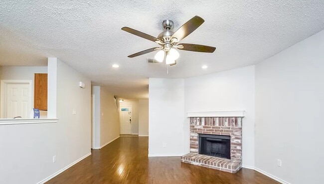 9007 Little Hoss in Converse, TX - Foto de edificio - Building Photo