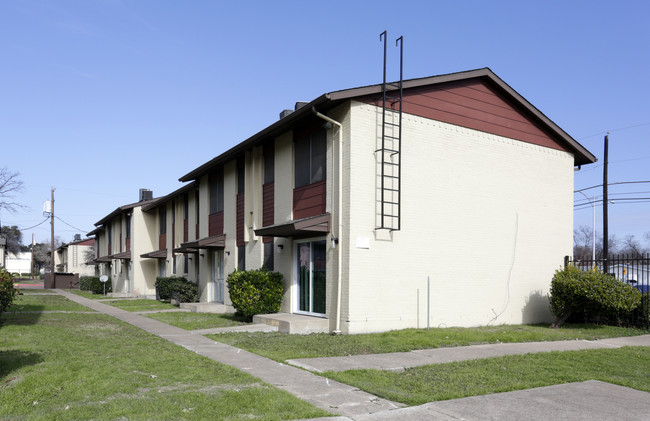 Spanish Grove Apartments in Dallas, TX - Foto de edificio - Building Photo