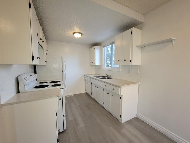 10 Clareview Village NW in Edmonton, AB - Building Photo - Building Photo